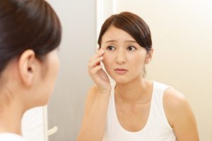 顔の小じわやたるみが気になっている女性